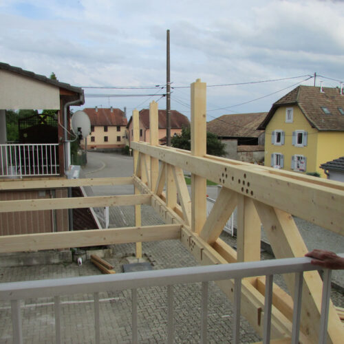 Terrasse avec charpente bois au-dessus de places de parking