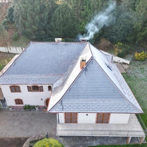 Isolation de toiture, renforcement de charpente et couverture d'une maison d'architecte
