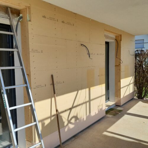 Isolation de toiture et murs maison contemporaine