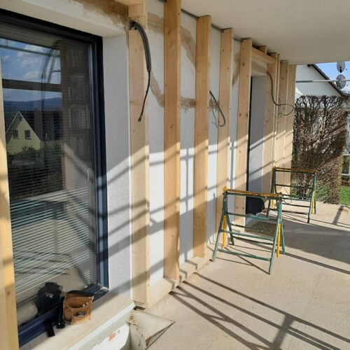 Isolation de toiture et murs maison contemporaine